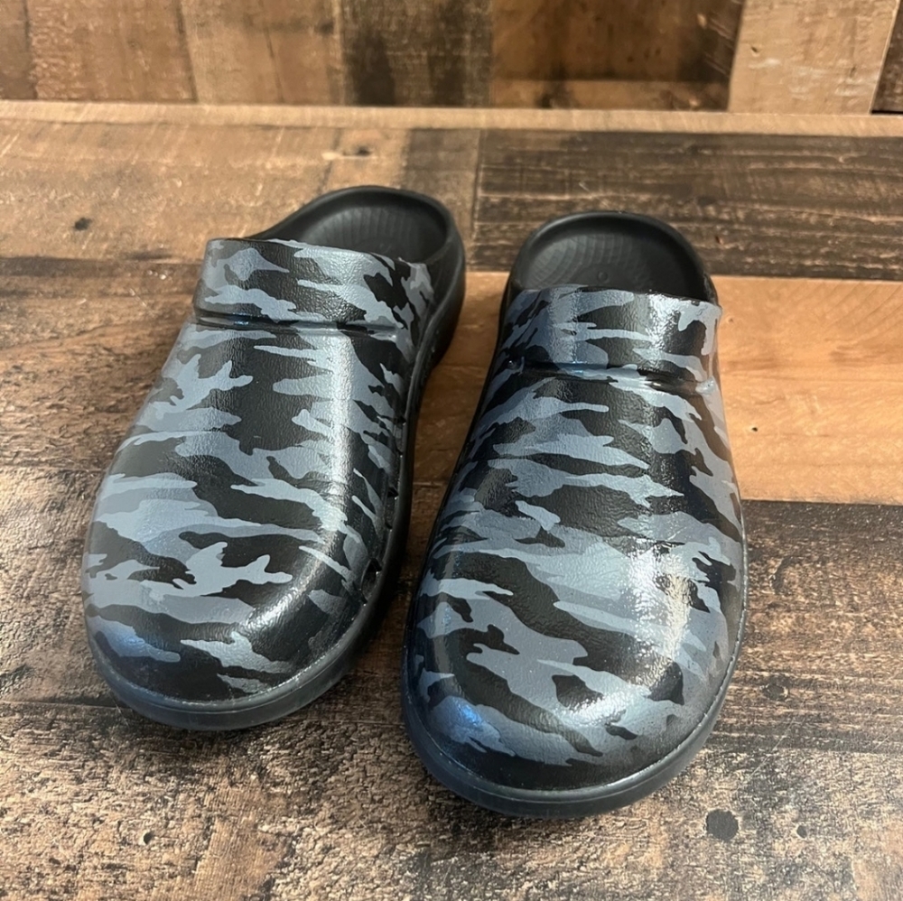 Oofos clogs